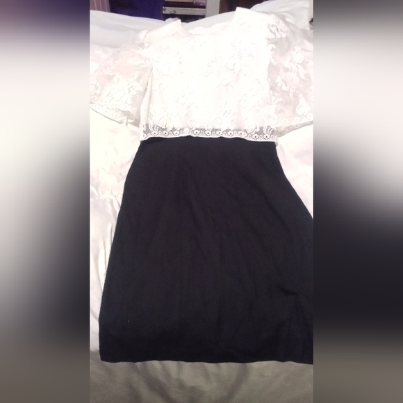 Black skirt white lace attached to bodice - Picture 5 of 5